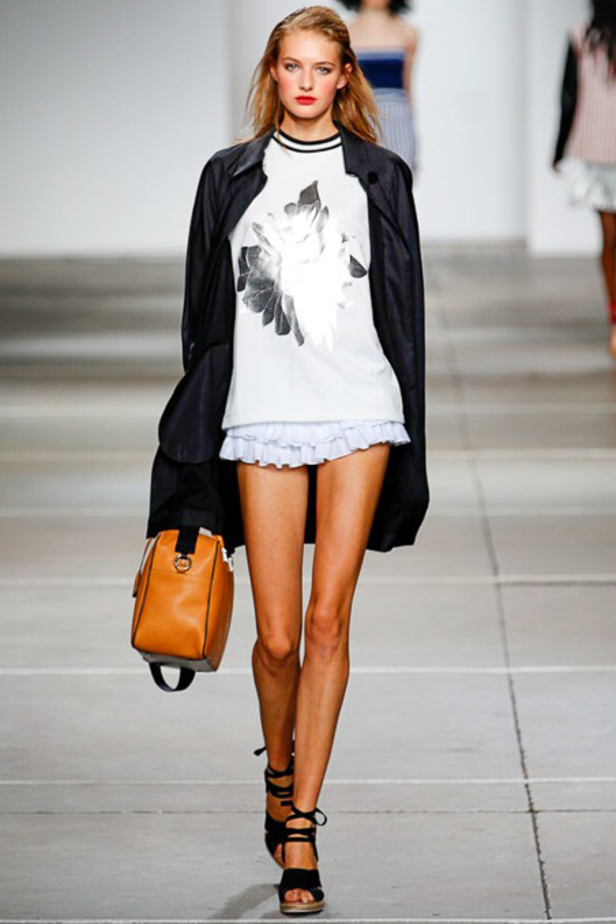 TopShop Unique: مجموعة رياضية بسيطة ومرحة