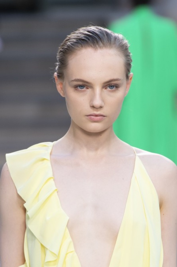 اسبوع الموضة في لندن 2019  عرض أزياء VICTORIA BECKHAM لربيع وصيف 2020