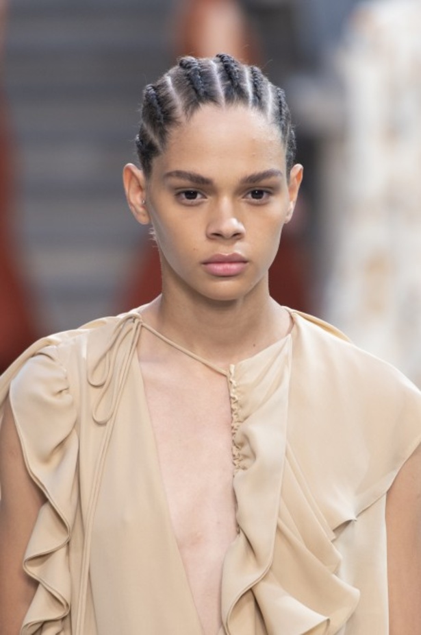 اسبوع الموضة في لندن 2019  عرض أزياء VICTORIA BECKHAM لربيع وصيف 2020