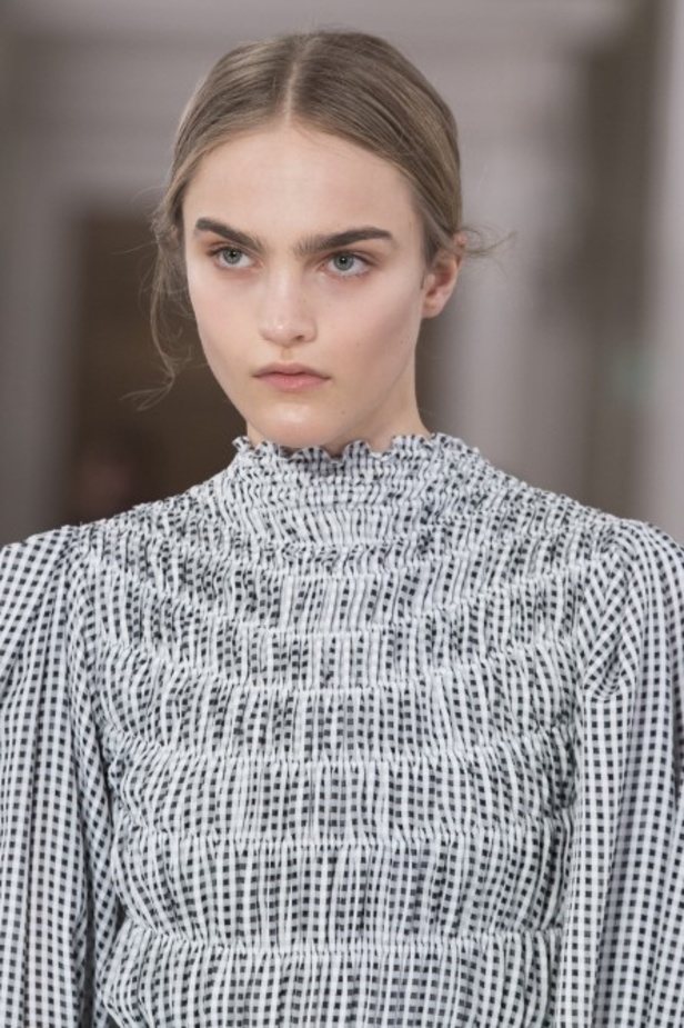 ازياء فكتوريا بيكهام  الفخمة من اسبوع الموضة في لندن 2020