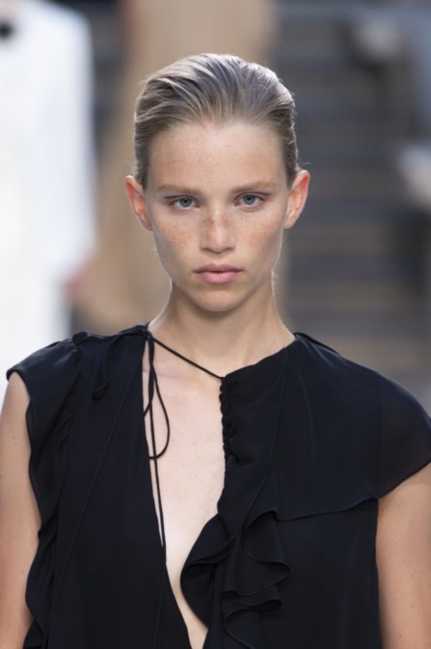 اسبوع الموضة في لندن 2019  عرض أزياء VICTORIA BECKHAM لربيع وصيف 2020