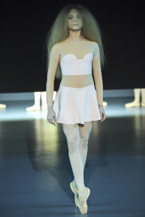 Viktor & Rolf: راقصات الباليه يحتلينّ المسرح