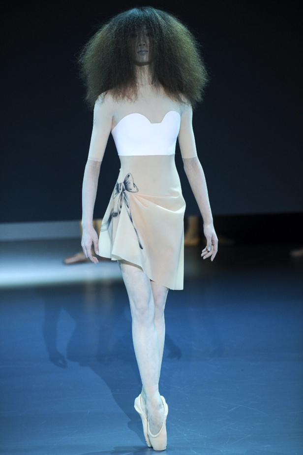 Viktor & Rolf: راقصات الباليه يحتلينّ المسرح