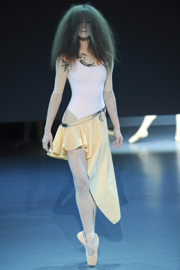 Viktor & Rolf: راقصات الباليه يحتلينّ المسرح