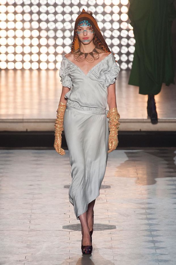 Vivienne Westwood: قبائل أفريقية ورومنسية جريئة