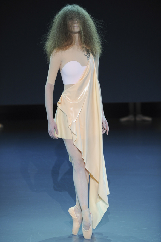 Viktor & Rolf: راقصات الباليه يحتلينّ المسرح