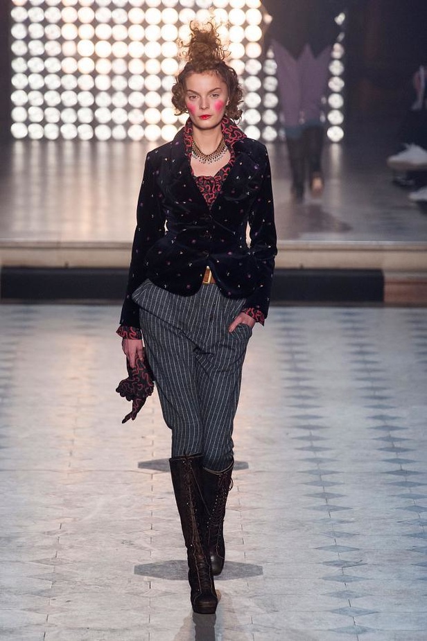 Vivienne Westwood: قبائل أفريقية ورومنسية جريئة