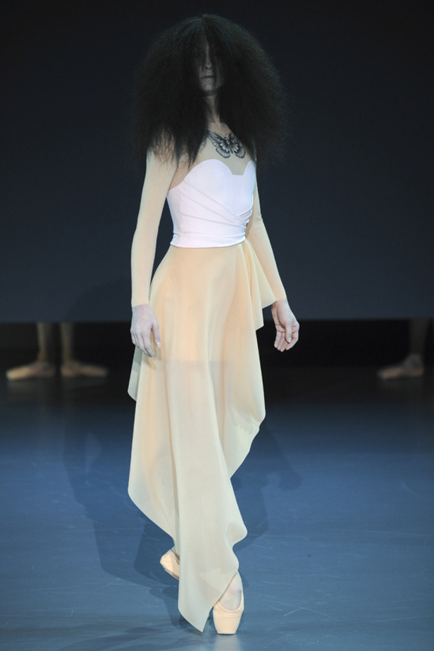 Viktor & Rolf: راقصات الباليه يحتلينّ المسرح