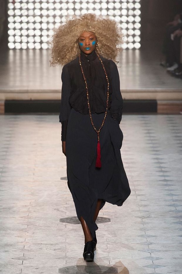 Vivienne Westwood: قبائل أفريقية ورومنسية جريئة