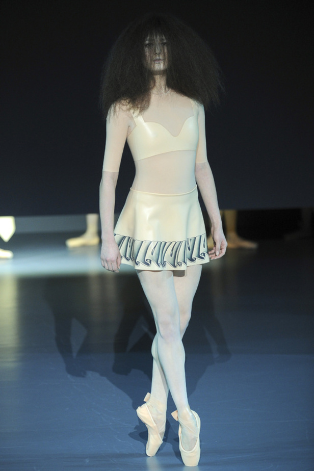 Viktor & Rolf: راقصات الباليه يحتلينّ المسرح