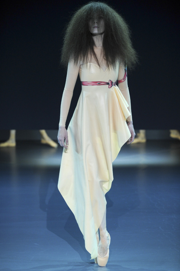 Viktor & Rolf: راقصات الباليه يحتلينّ المسرح