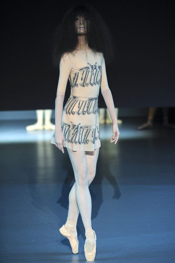 Viktor & Rolf: راقصات الباليه يحتلينّ المسرح