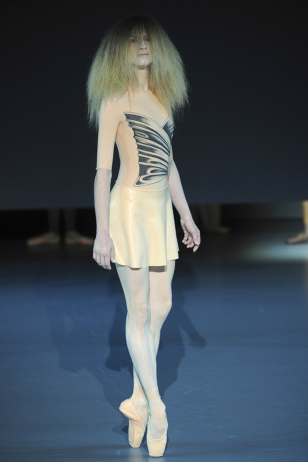 Viktor & Rolf: راقصات الباليه يحتلينّ المسرح