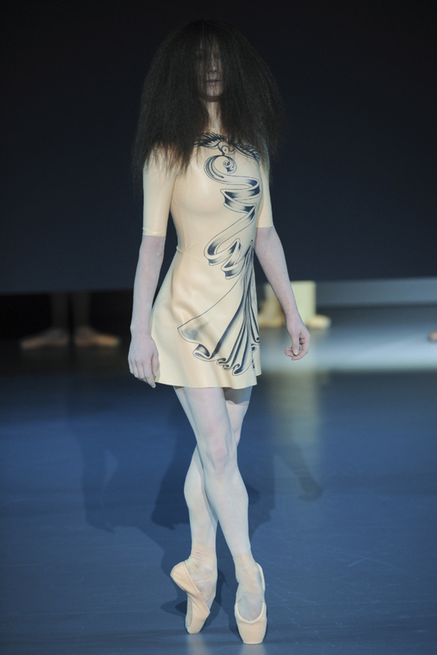 Viktor & Rolf: راقصات الباليه يحتلينّ المسرح