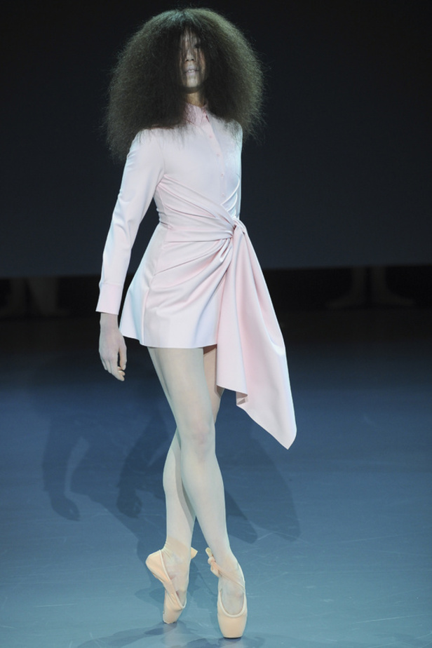 Viktor & Rolf: راقصات الباليه يحتلينّ المسرح