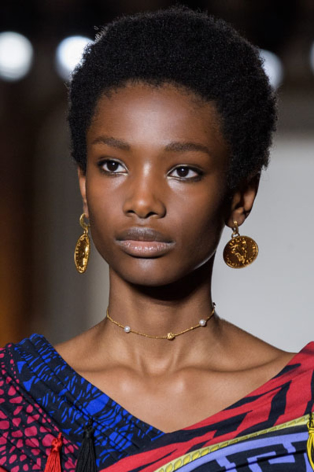 عرض أزياء “فيرساتشي” لموسم خريف وشتاء 2018-2019