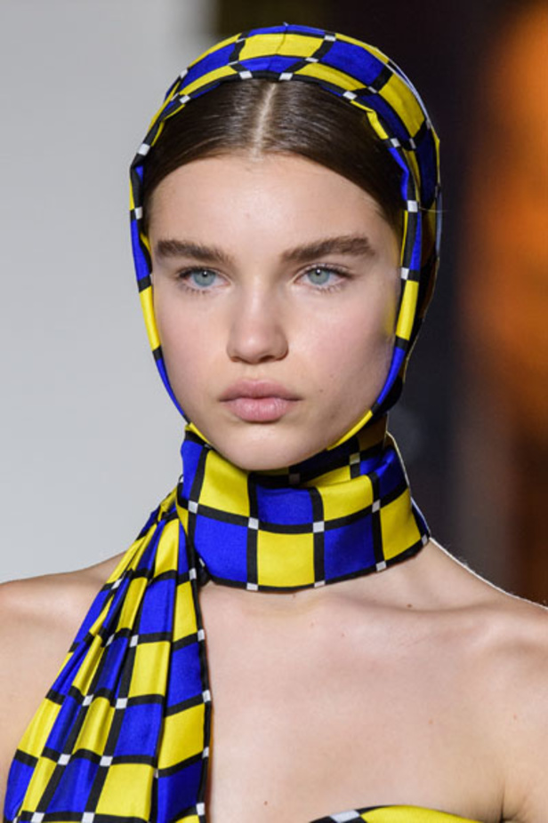 عرض أزياء “فيرساتشي” لموسم خريف وشتاء 2018-2019