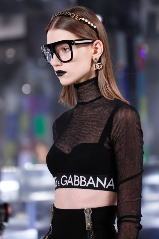 عرض أزياء Dolce & Gabbana لخريف 2021 بين نوستالجيا التسعينيات وتطوّر الحاضر