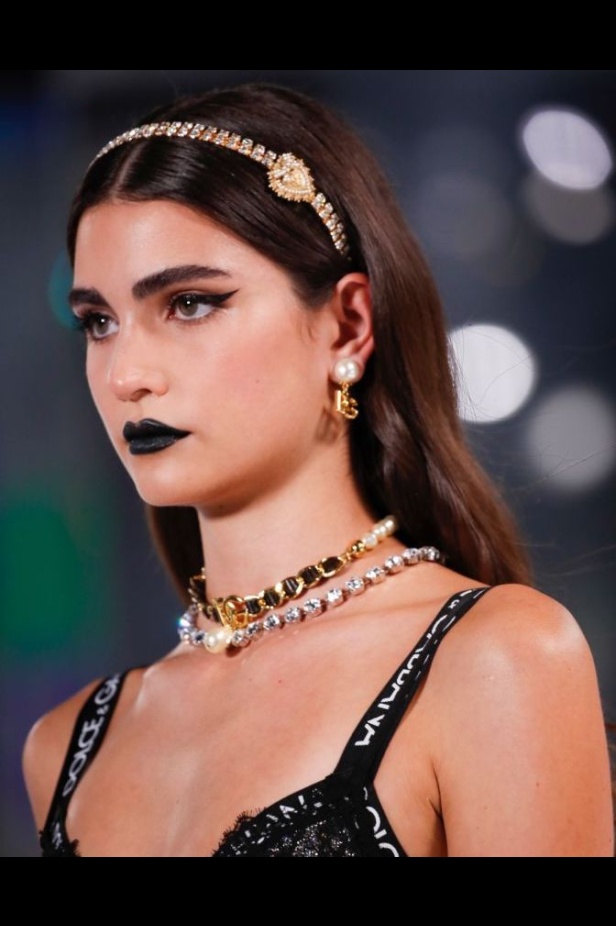 عرض أزياء Dolce & Gabbana لخريف 2021 بين نوستالجيا التسعينيات وتطوّر الحاضر