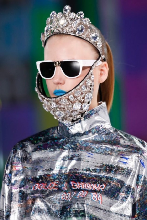 عرض أزياء Dolce & Gabbana لخريف 2021 بين نوستالجيا التسعينيات وتطوّر الحاضر