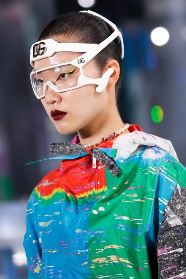 عرض أزياء Dolce & Gabbana لخريف 2021 بين نوستالجيا التسعينيات وتطوّر الحاضر