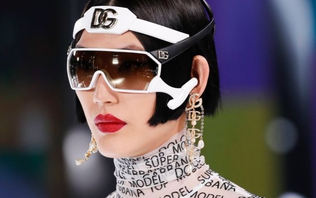 عرض أزياء Dolce & Gabbana لخريف 2021 بين نوستالجيا التسعينيات وتطوّر الحاضر