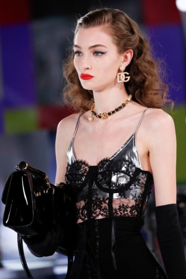 عرض أزياء Dolce & Gabbana لخريف 2021 بين نوستالجيا التسعينيات وتطوّر الحاضر