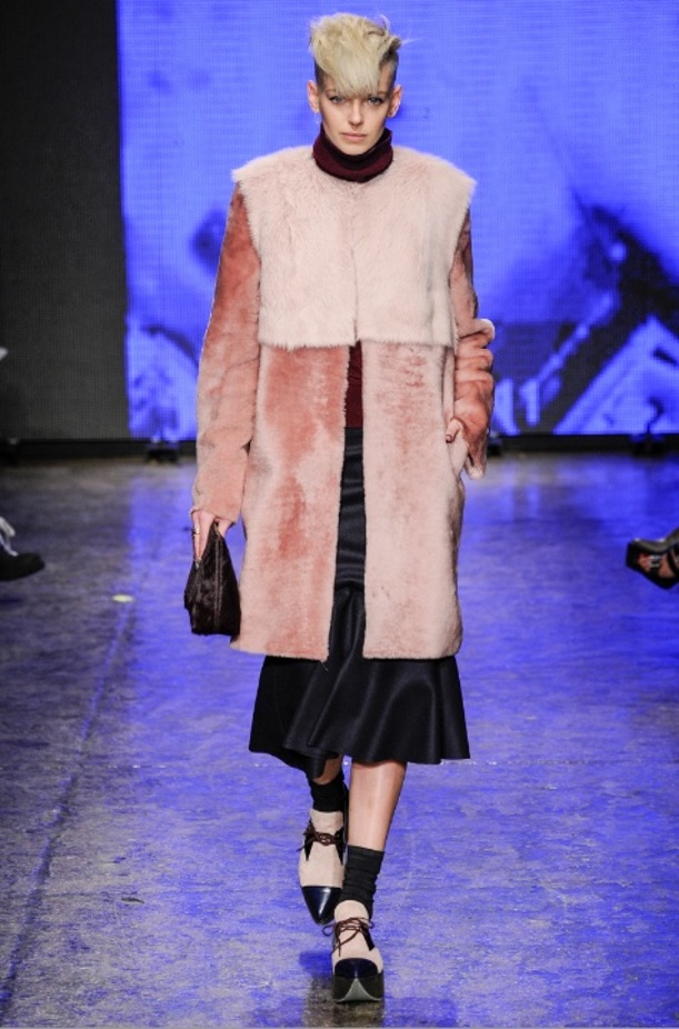 المصممة دونا كاران في نهاية عرض مجموعتها لخريف 2014 من أسبوع نيويورك للأزياء