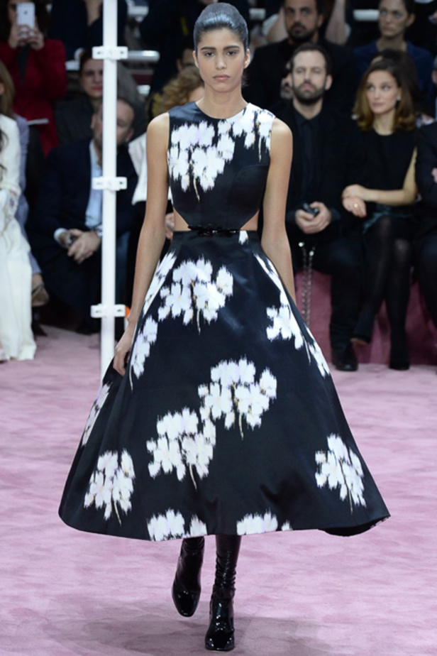 الأقمشة المطبّعة تبرز هوية ديور للأزياء الراقية 