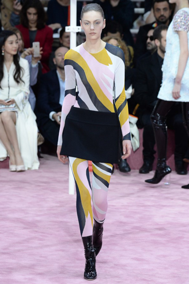 الأقمشة المطبّعة تبرز هوية ديور للأزياء الراقية 