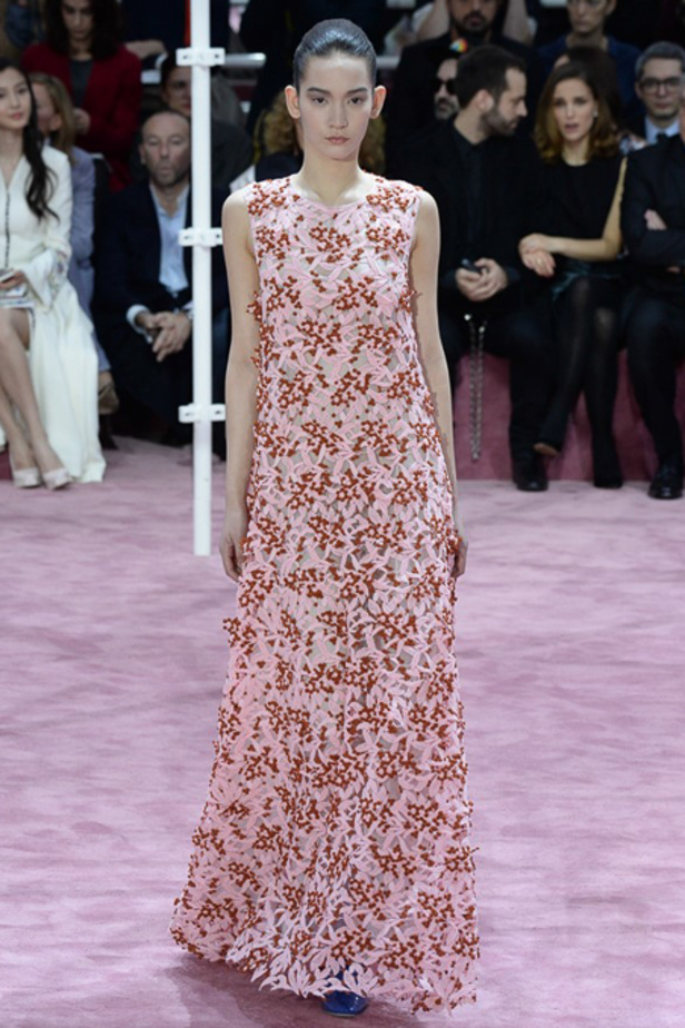 الأقمشة المطبّعة تبرز هوية ديور للأزياء الراقية 