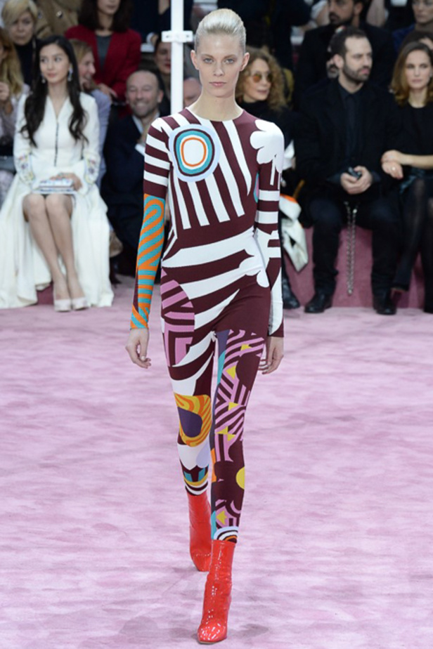 الأقمشة المطبّعة تبرز هوية ديور للأزياء الراقية 