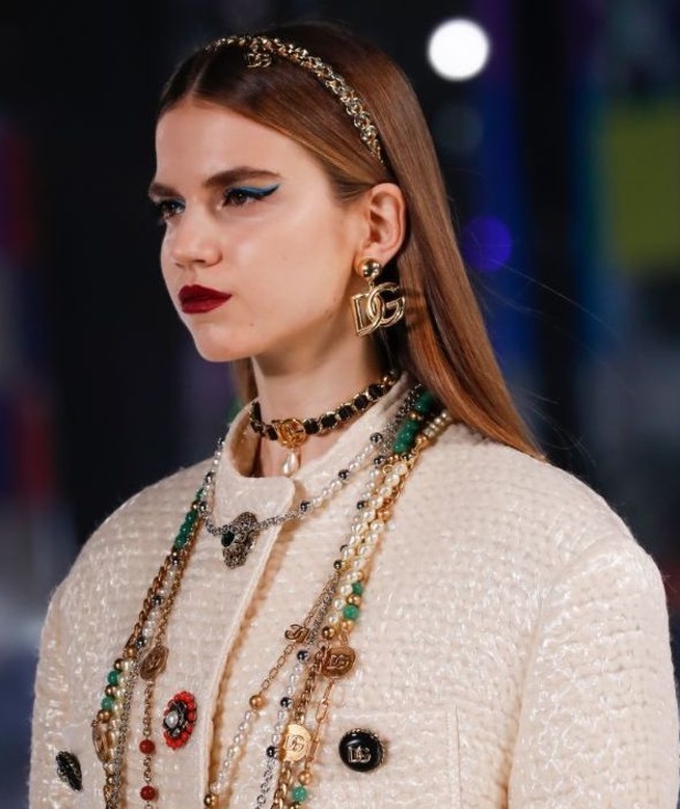 عرض أزياء Dolce & Gabbana لخريف 2021 بين نوستالجيا التسعينيات وتطوّر الحاضر