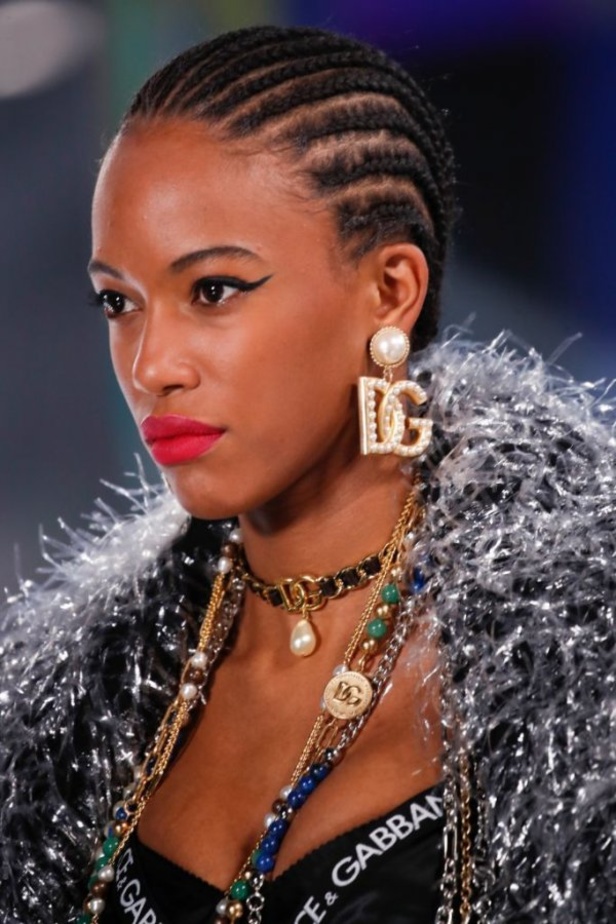 عرض أزياء Dolce & Gabbana لخريف 2021 بين نوستالجيا التسعينيات وتطوّر الحاضر