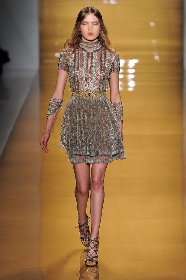 بريق الشك والترتر اللمّاع يميّزان تصاميم ريم عكرا