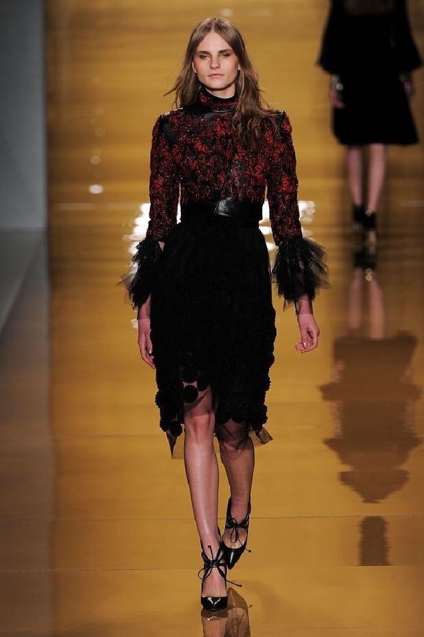 بريق الشك والترتر اللمّاع يميّزان تصاميم ريم عكرا