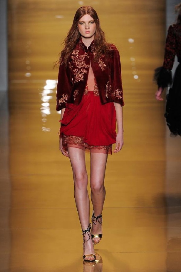 بريق الشك والترتر اللمّاع يميّزان تصاميم ريم عكرا