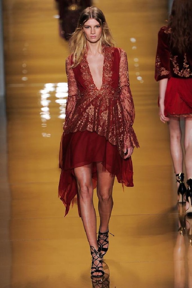 بريق الشك والترتر اللمّاع يميّزان تصاميم ريم عكرا