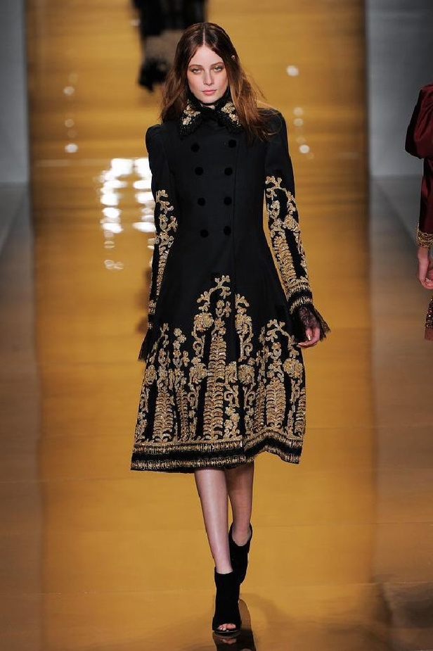 بريق الشك والترتر اللمّاع يميّزان تصاميم ريم عكرا