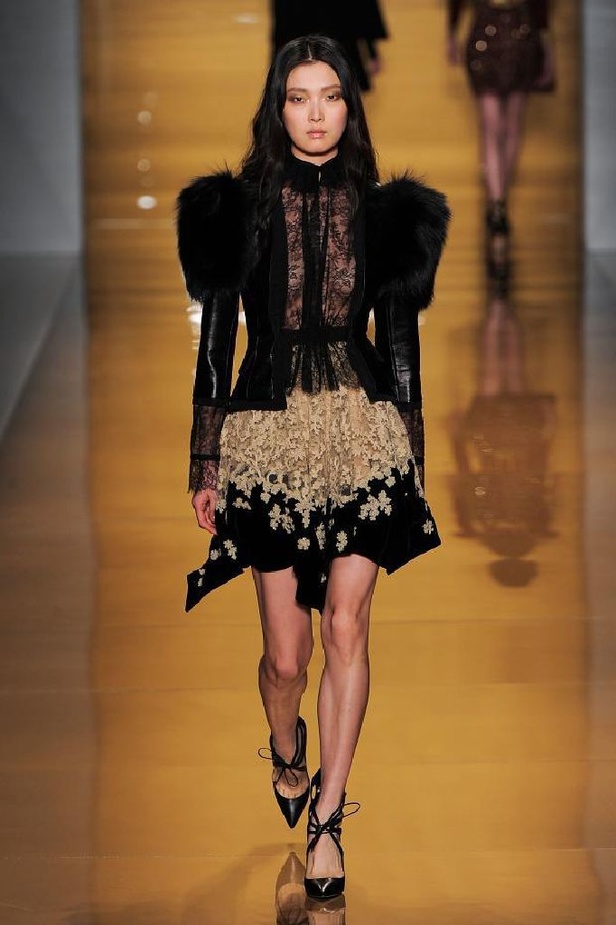 بريق الشك والترتر اللمّاع يميّزان تصاميم ريم عكرا