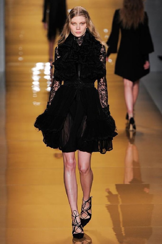 بريق الشك والترتر اللمّاع يميّزان تصاميم ريم عكرا