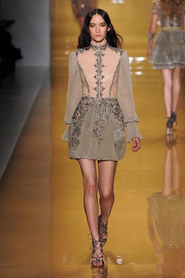 بريق الشك والترتر اللمّاع يميّزان تصاميم ريم عكرا