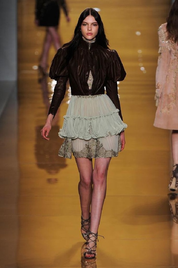 بريق الشك والترتر اللمّاع يميّزان تصاميم ريم عكرا