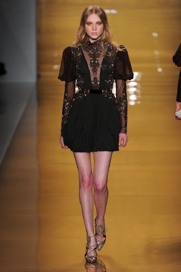 بريق الشك والترتر اللمّاع يميّزان تصاميم ريم عكرا