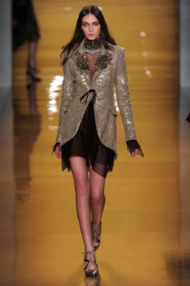 بريق الشك والترتر اللمّاع يميّزان تصاميم ريم عكرا