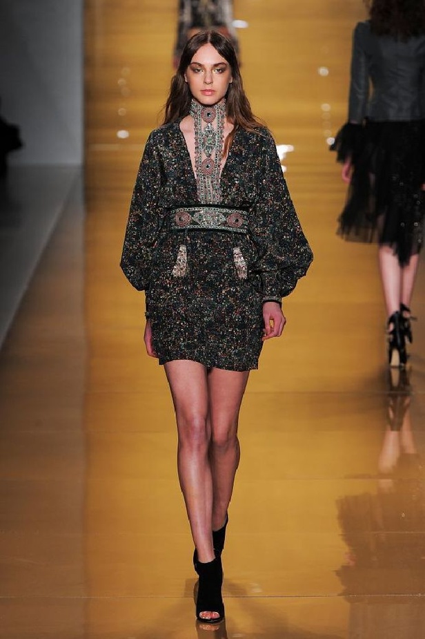 بريق الشك والترتر اللمّاع يميّزان تصاميم ريم عكرا