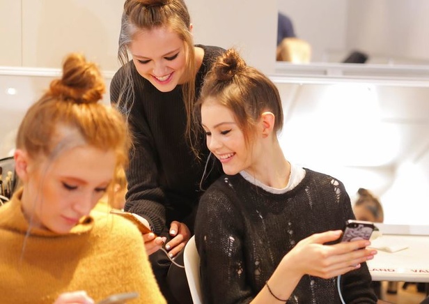 عرض Ulyana Sergeenko من وحي الغجر! 