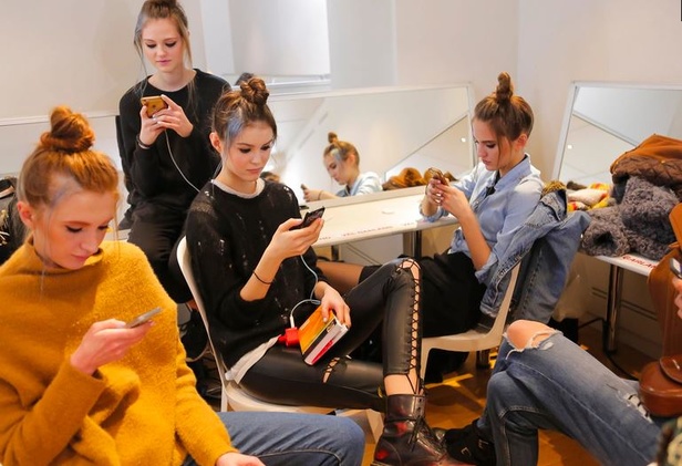 عرض Ulyana Sergeenko من وحي الغجر! 