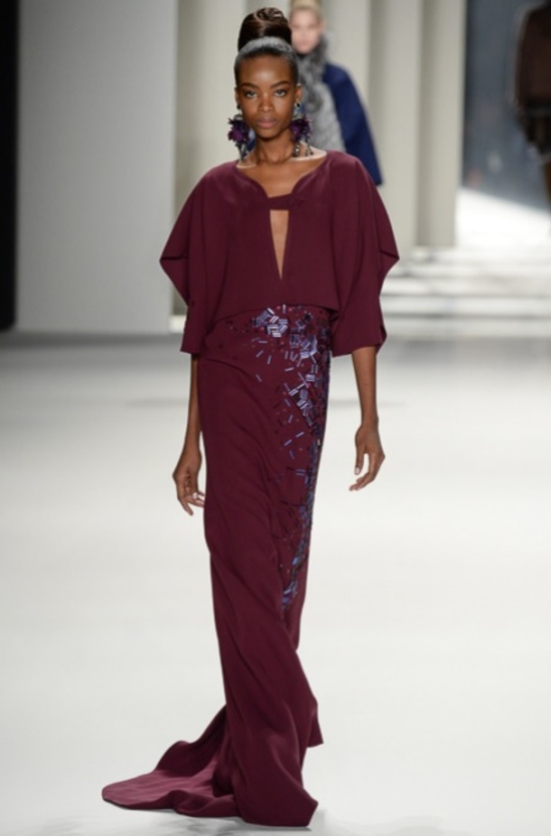  المصممة كارولينا هيريرا تطل على الحضور في نهاية عرض مجموعتها لخريف 2014.