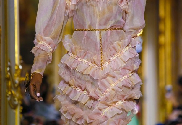 عرض Ulyana Sergeenko من وحي الغجر! 